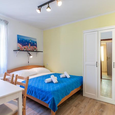 Rooms & Studio Apartments By The Way Baska  Bagian luar foto