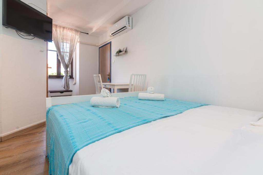 Rooms & Studio Apartments By The Way Baska  Bagian luar foto