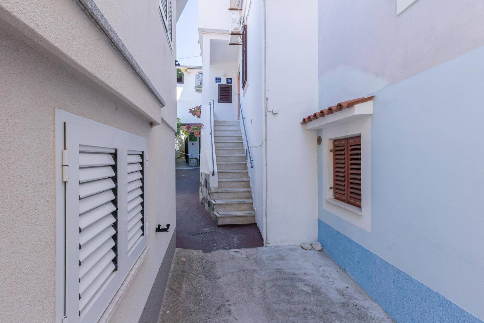 Rooms & Studio Apartments By The Way Baska  Bagian luar foto